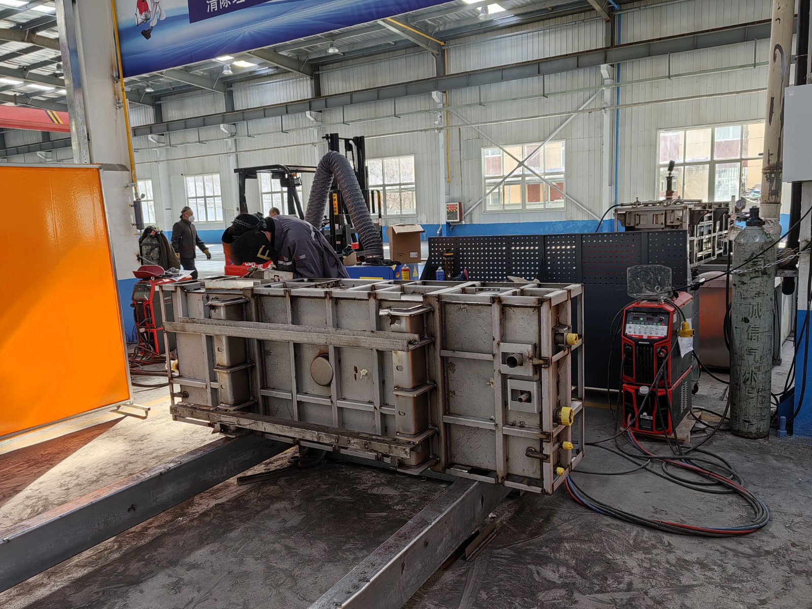 麦格米特 DEX2 500MP焊机脉冲工艺焊接高铁水箱不锈钢材料.jpg